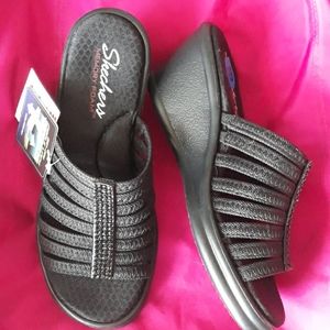 NWT Sketchers "Cali" Sandals with Memory Foam